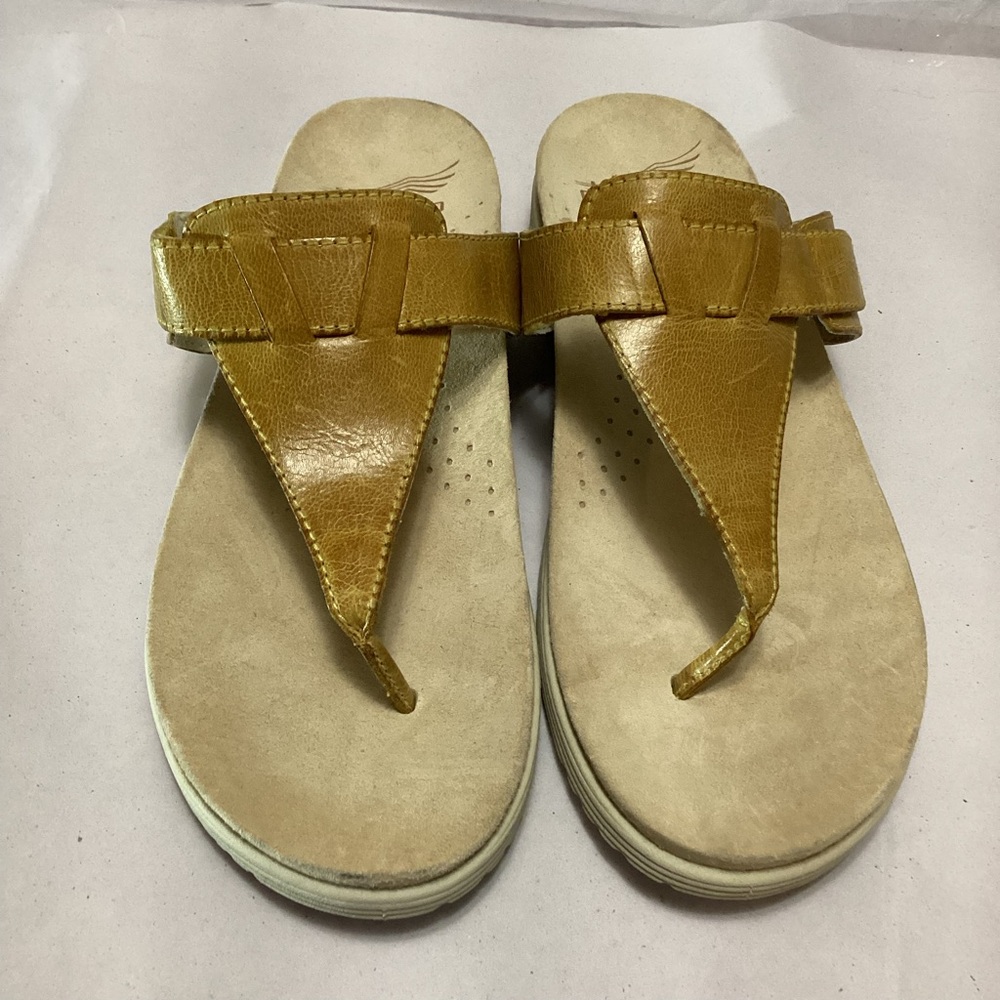 Dansko mustard thong Leather women’s Sandals size 39